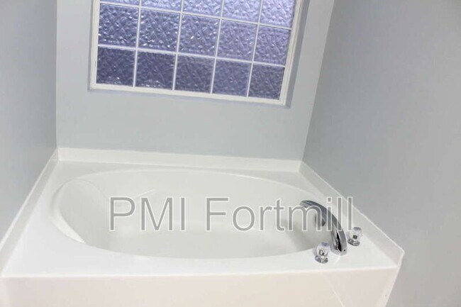 Building Photo - 1147 Spicewood Pines Rd