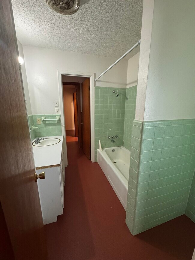 Building Photo - 132 Lake Breeze Dr