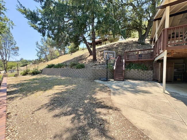 Building Photo - Charming 4-Bed by the Lake in Morgan Hill