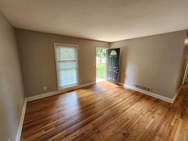 Building Photo - 829 E Glochester Pl NW