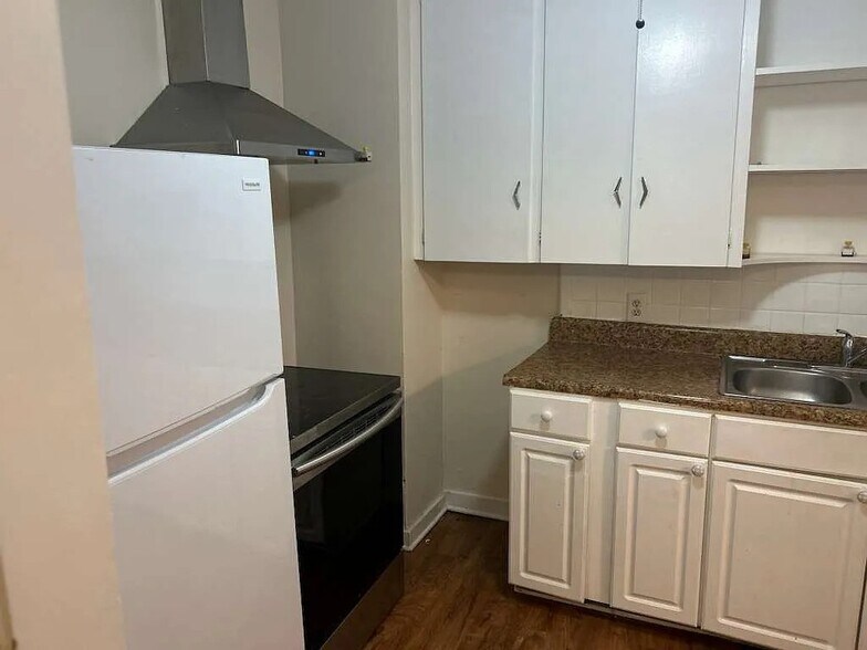 Building Photo - 2652 Merwyn Rd