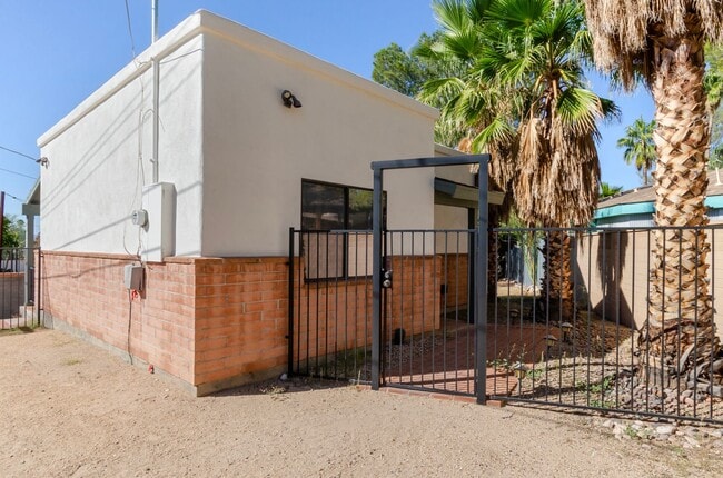 Building Photo - Charming Central Guest House