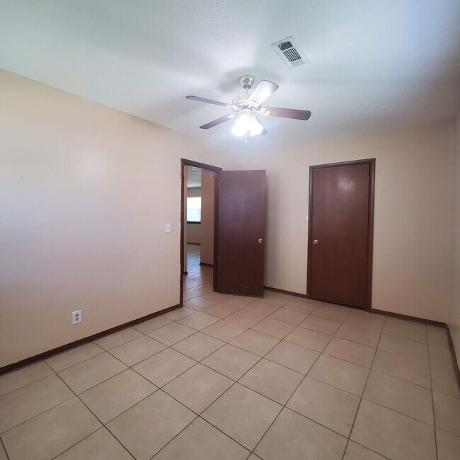 Building Photo - 2429 N Market Ave