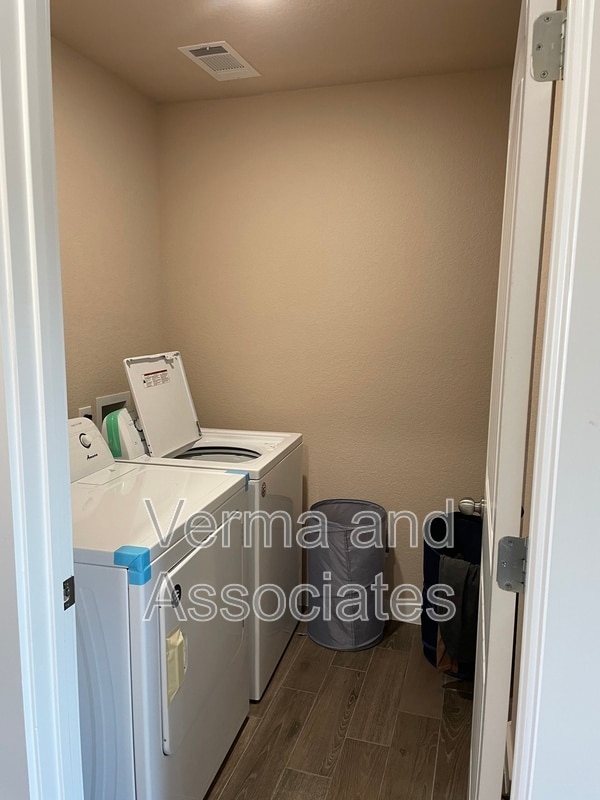 Building Photo - 463 Barbet Dr