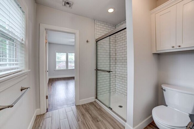 Building Photo - Charming 1920s Home - Fully Renovated | MOVE IN SPECIAL