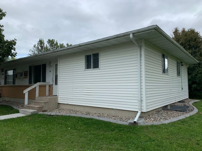 Building Photo - 4 Bed 2 Bath Duplex