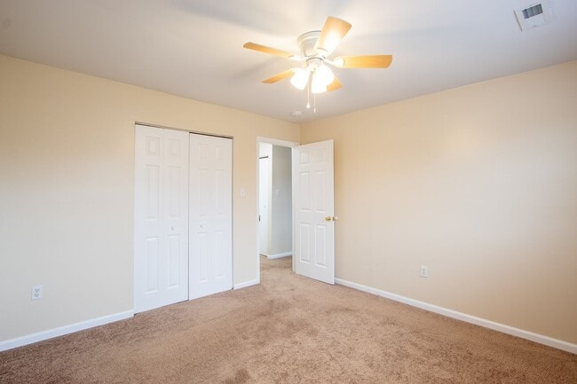 Building Photo - Great - 2 BEDROOM - Bright Open Floor Plan !!