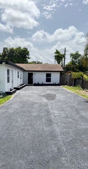Building Photo - 414 N 60th Way