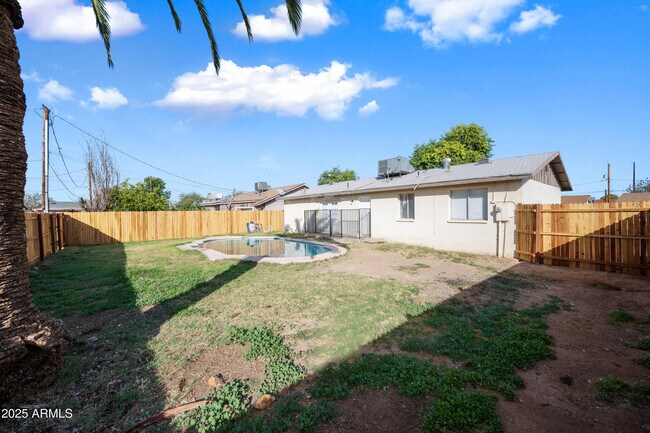 Building Photo - 2208 N 47th Ln