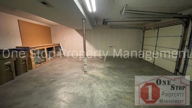Building Photo - Stunning 3 Bedroom 2.5 Bathroom in Raymore!