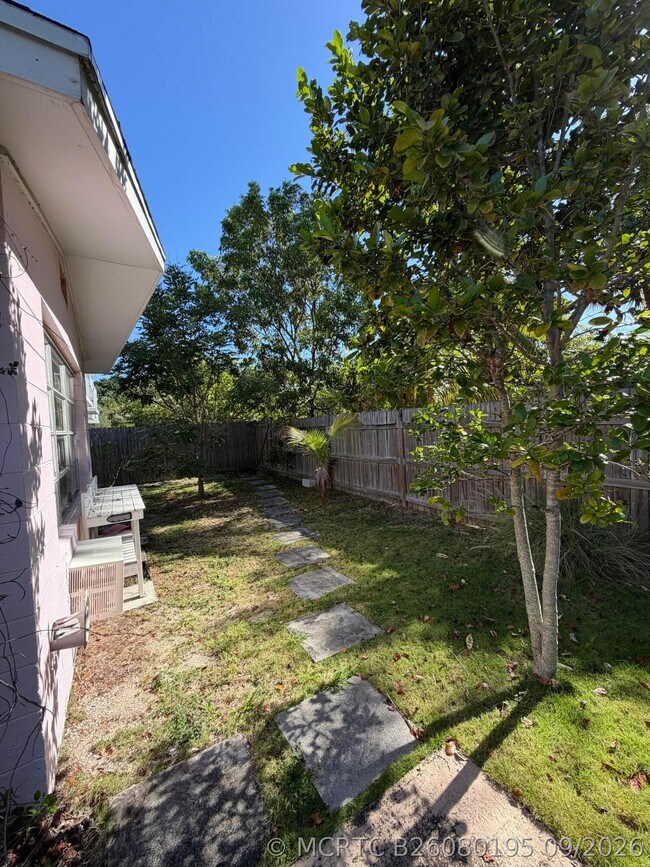 Building Photo - 5806 N Flagler Dr