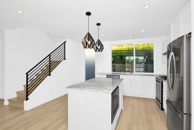 Building Photo - Contemporary 3 Bedroom 3 Bath with Attached Garage in Beacon Hill