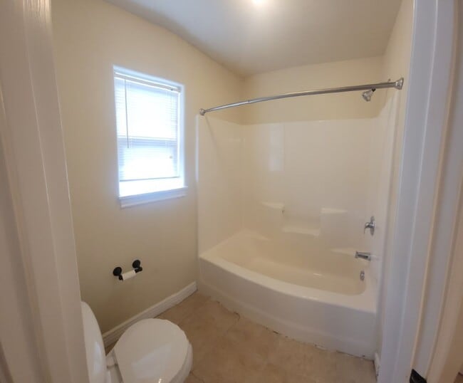 Building Photo - 3 bed, 1.5 bath End Unit in The Meadows To...
