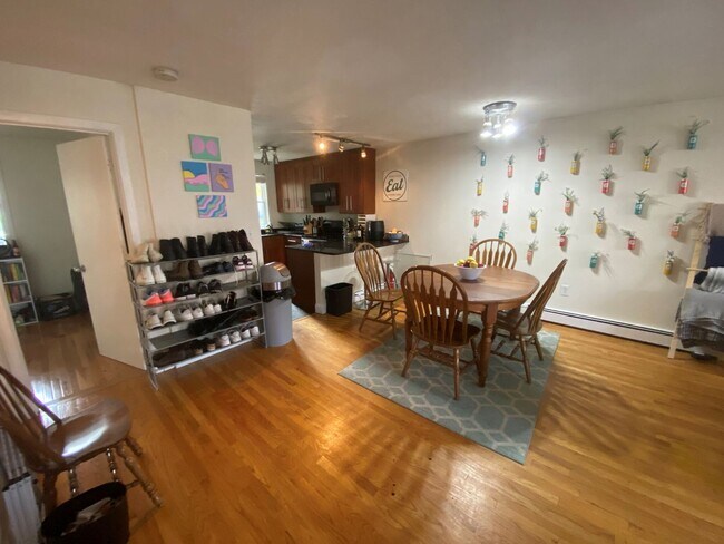 Building Photo - HOT MISSION HILL 4 BED!!