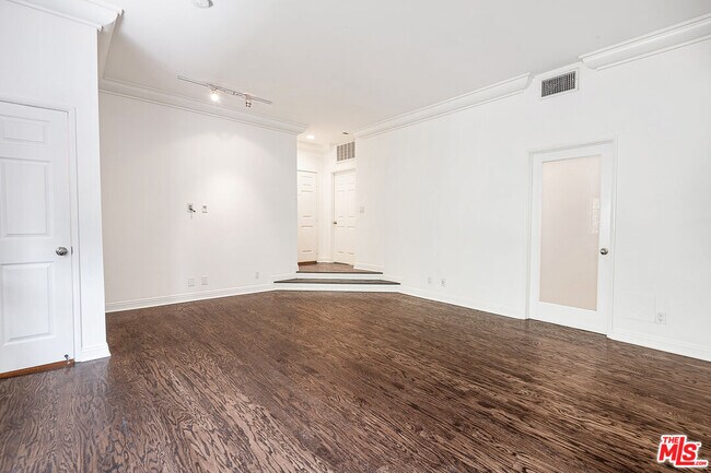 Building Photo - 315 N Swall Dr