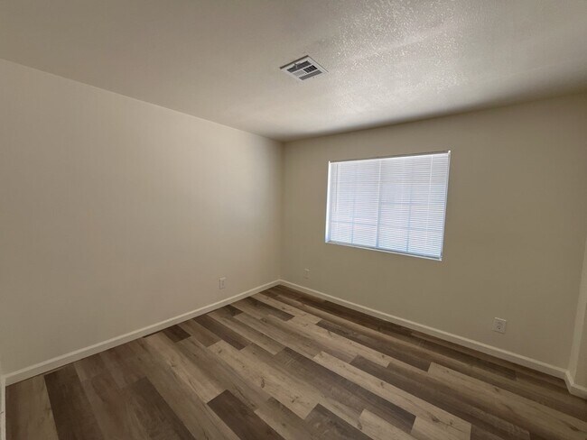 Building Photo - A stunning 2-bedroom, 1-bathroom rental pr...