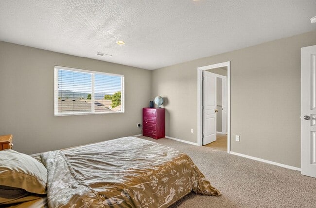 Building Photo - 3 Bedroom, 2.5 Bathroom Medford Home