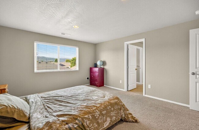 Building Photo - MOVE IN SPECIAL - $500 OFF 1st Month's REN...