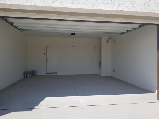 Building Photo - Great Home in Gated Community