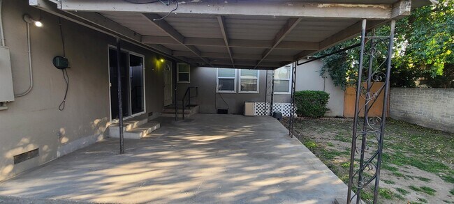 Building Photo - 2620 Truxtun Ave