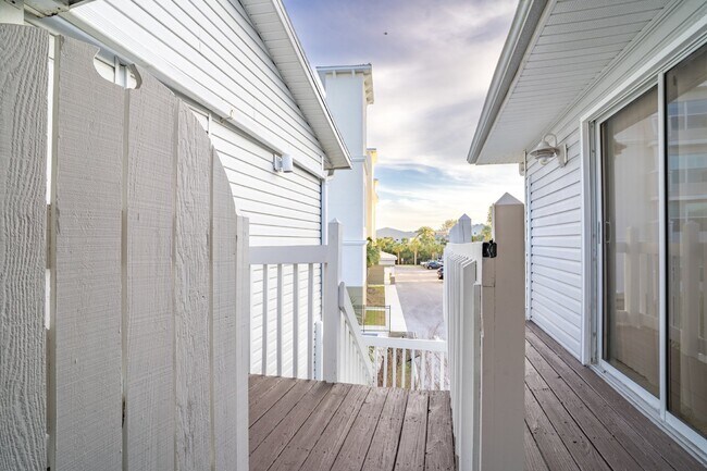 Building Photo - Gorgeous 2/2 condo at Indian Shores