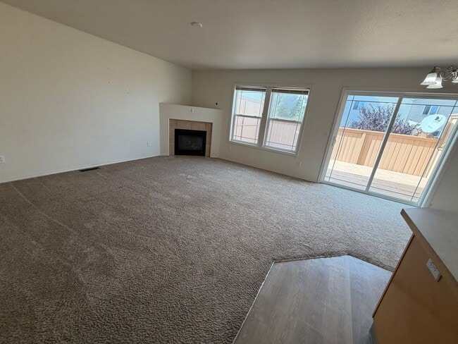 Building Photo - 2 Bedroom 2.5 bath townhouse w/ bonus room & Garage in Pasco