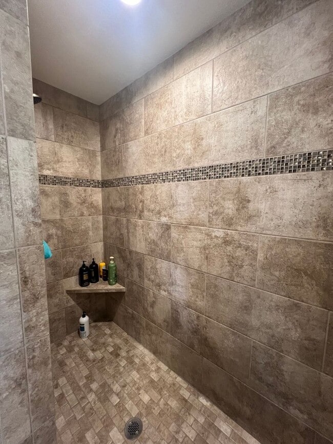 Building Photo - Beautiful 5-bed, 3.5-bath Single Family Home!
