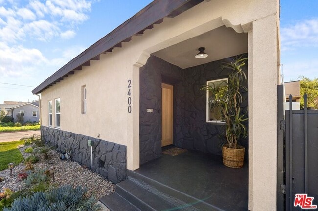 Building Photo - 2400 W 74th St