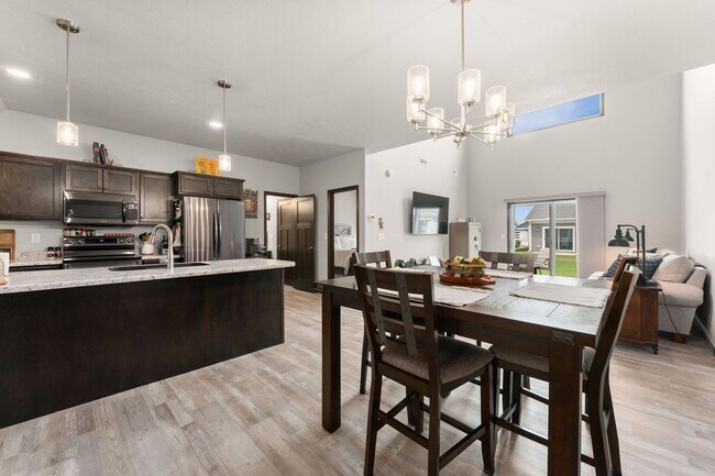 Building Photo - 4500 E Whisper Ridge Pl