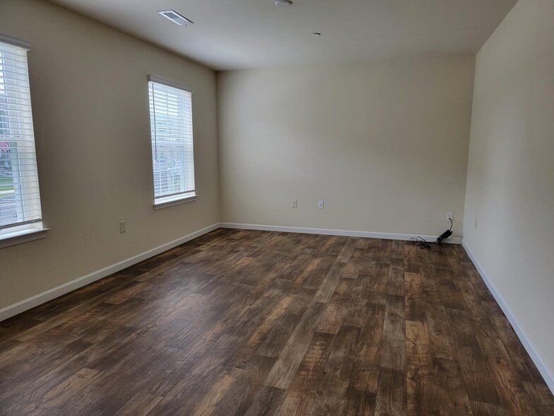 Building Photo - 726 Farmwood Ln