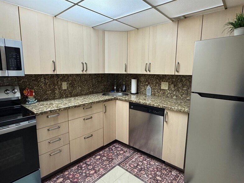 View Of Kitchen (2) - 305 N Pompano Beach Blvd