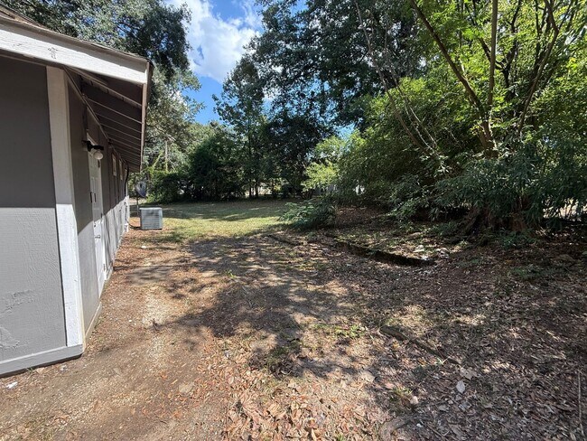 Building Photo - ** 3 bed 1 bath located in Forest Hills **...
