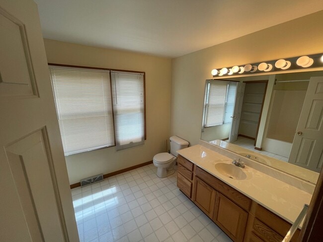 Building Photo - Spacious Home Ready to Rent! Don’t Miss Out!