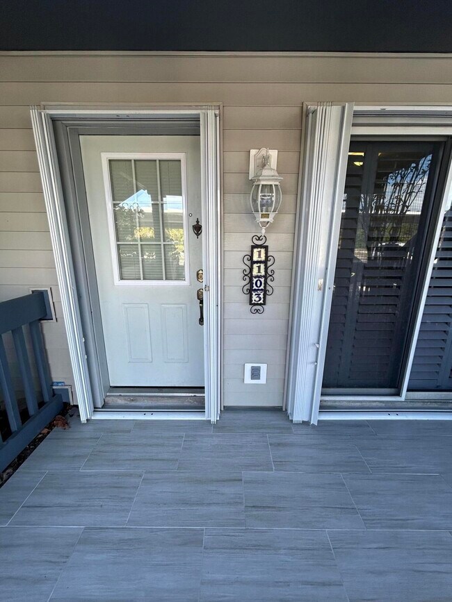 Building Photo - 1585 NE Beacon Dr