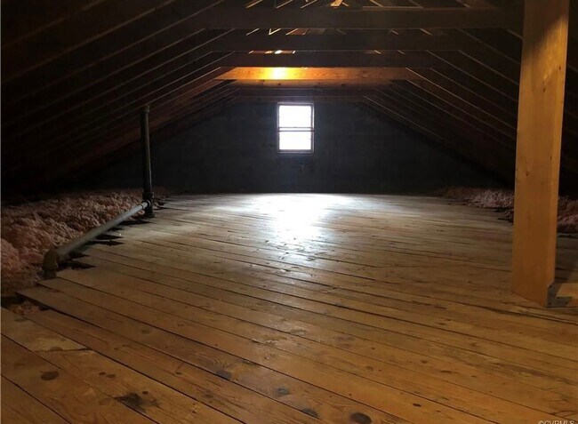 Building Photo - Beautifully Renovated 4bdrm/2.5bth Tri-Level Home Located on a Large Lot in Henrico County!!