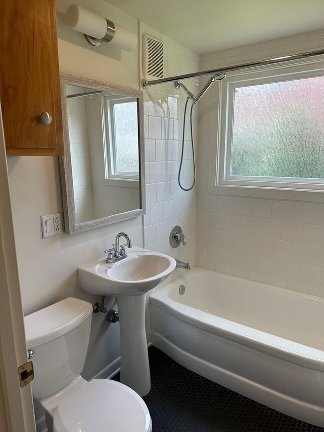 Building Photo - Beautifully updated duplex in South Eugene!