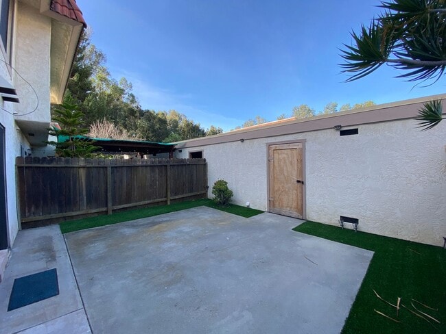 Building Photo - Stunning Townhome in Tanglewood Community