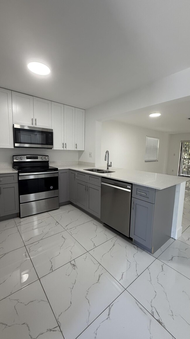 Building Photo - 4805 Arjaro Dr