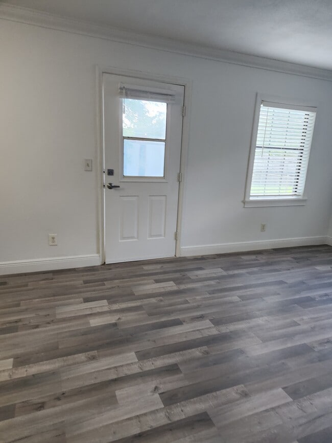 Building Photo - 1005 N Bracewell Dr