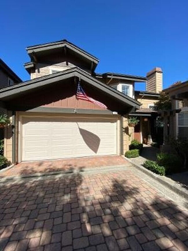 Building Photo - 3 Bed 3.5 Bath + Loft, In Downtown Danvill...