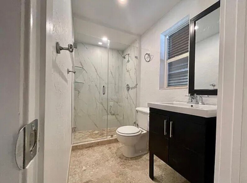 Building Photo - 656 Manor Dr