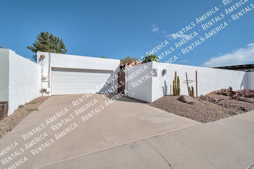 Building Photo - 2076 E Alameda Dr