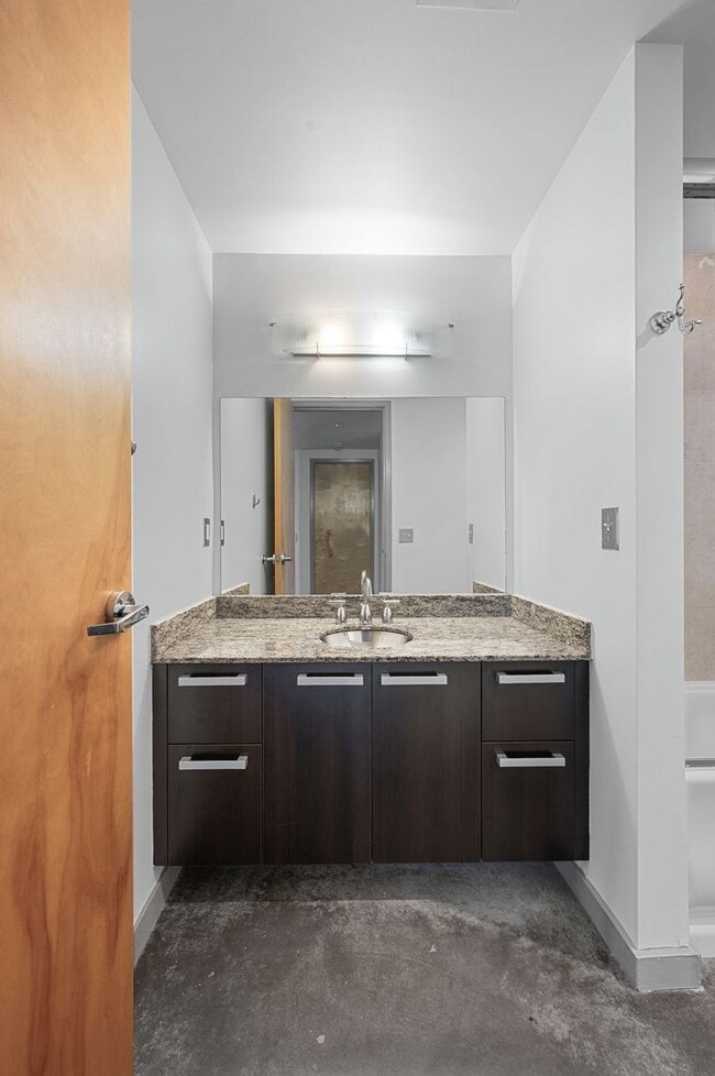 Building Photo - Awesome 1BE/1BA Condo in the Gulch w/2-res...