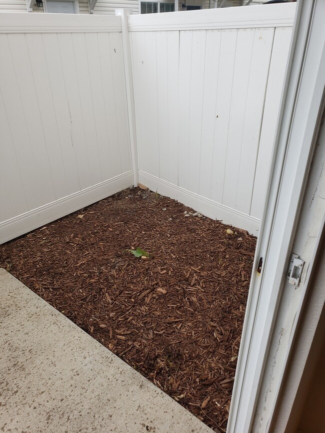 Building Photo - Great looking 2 bed 1.5 bath townhouse nea...