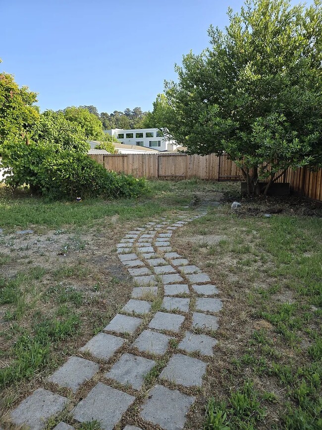 Building Photo - 934 Juanita Dr