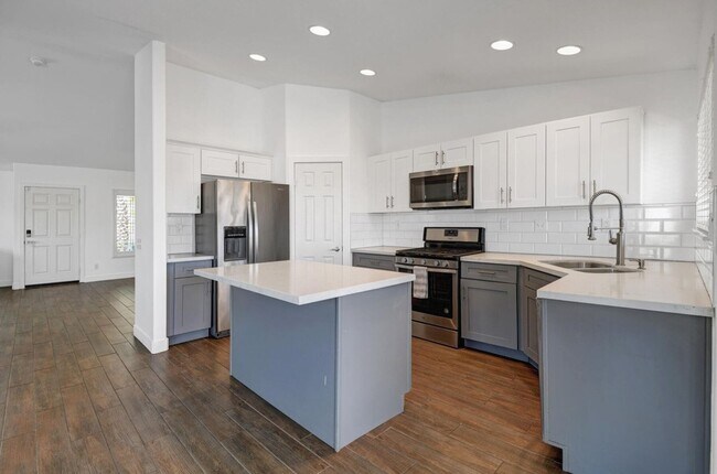 Building Photo - AVAILABLE NOW!! GORGEOUS 3 Bedroom 2 Bathroom Home in Indio!