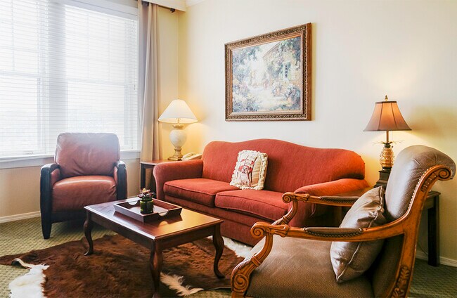 Queen Suite Living Room - 101 N Jackson St