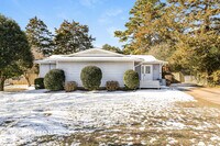 Building Photo - 202 Evergreen St