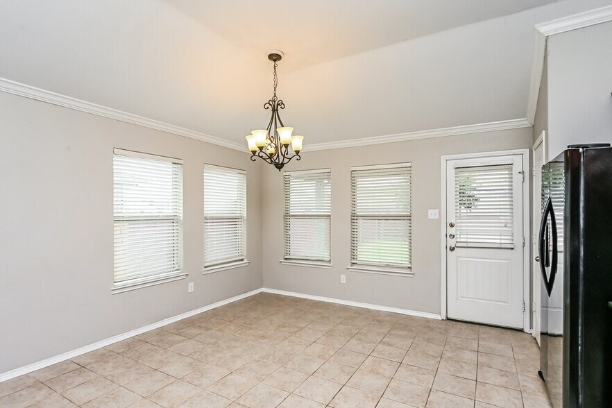 Building Photo - 900 W Bend Blvd