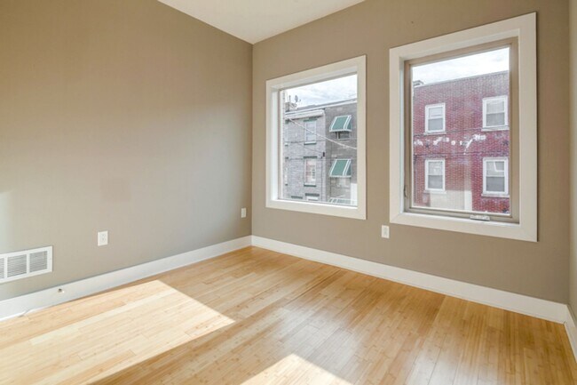 Building Photo - Queen Village Townhome